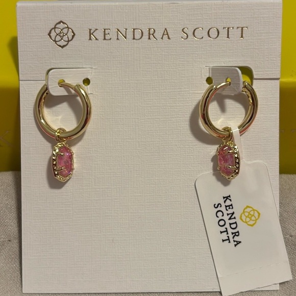 ✨SALE✨ NWT Kendra Scott Emilie Earrings Huggie Earrings Pink Glitter Glass Gold - Picture 1 of 7